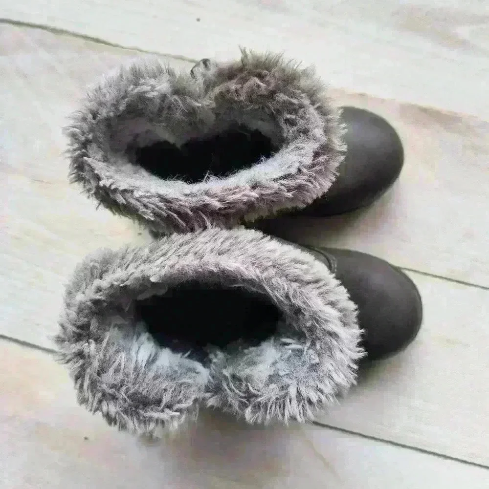 Girls Oshkosh B'gosh Gray Faux Fur Lined Winter Boots Size 6